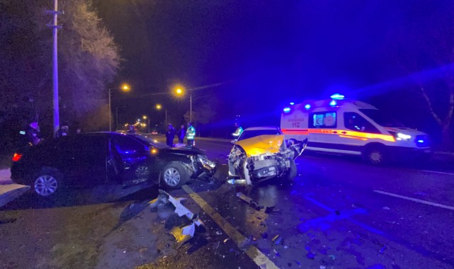 İki otomobil kafa kafaya çarpıştı: 1’i ağır, 4 yaralı