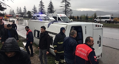 İşçileri taşıyan servis devrildi! 17 kişi yaralandı