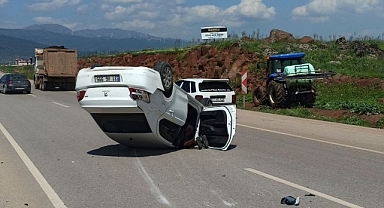 Kavşakta çarpışan otomobillerden biri ters döndü: 1 yaralı