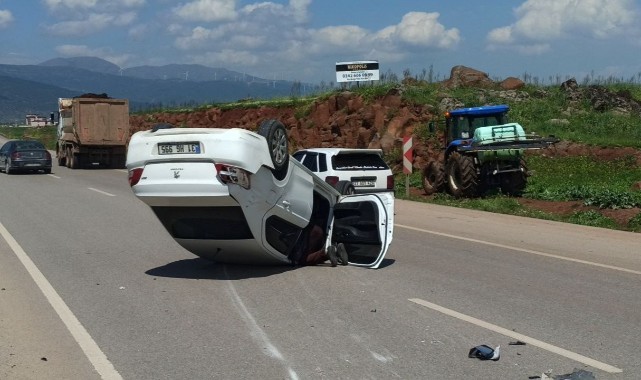 Kavşakta çarpışan otomobillerden biri ters döndü: 1 yaralı