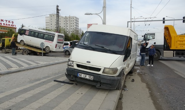 Malatya’da iki minibüs çarpıştı: 1 yaralı