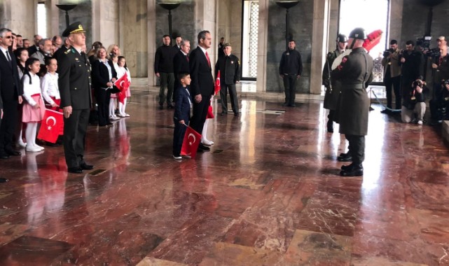 Milli Eğitim Bakanı Özer, çocuklarla birlikte Anıtkabir'de