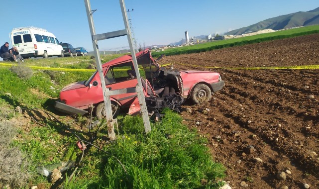 Otomobil aydınlatma direğine çarptı: 1 ölü