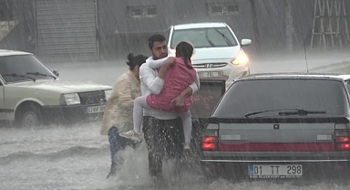 Sağanak ve dolu sele neden oldu