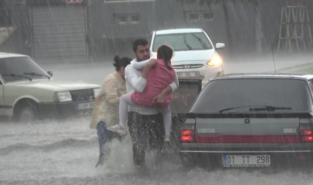 Sağanak ve dolu sele neden oldu