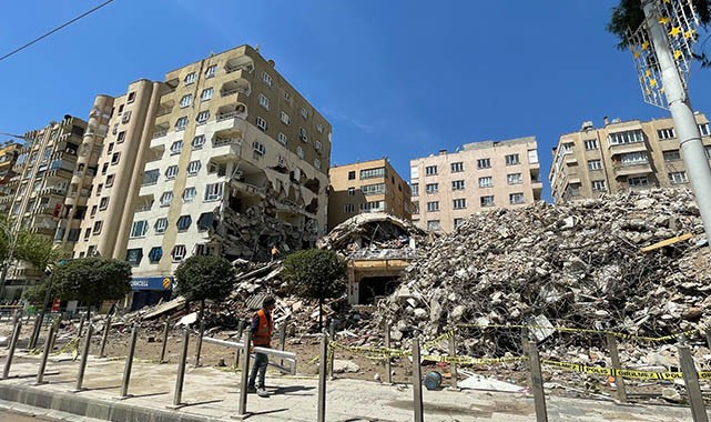 Şanlıurfa'da ağır hasarlı binaların yıkımı sürüyor