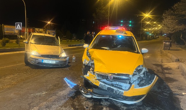 Ticari taksi ile otomobil çarpıştı: 3 yaralı