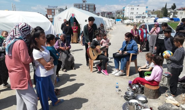 Urfa'da öğrenciler depremzedeler için yardım topladı