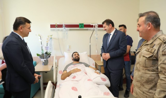 Vali Ayhan çatışmada yaralanan polisi ziyaret etti