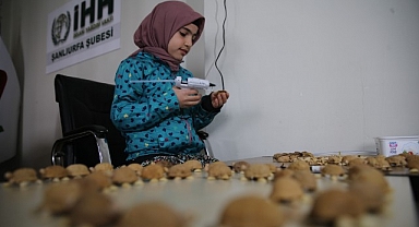 Yüreği güzel Hacer, yetimler için hediyelik eşya yapıyor