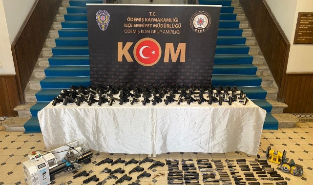 23 yaşındaki silah tacirini, İzmir polisi enseledi