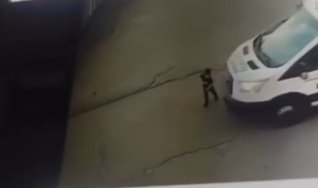 3 yaşındaki çocuk minibüsün altında kaldı!