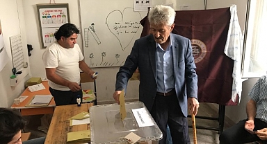 80 yaşındaki vatandaş, 'ülke bekası' deyip sandık başına gitti