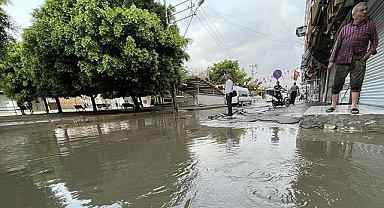 Adana'da sağanak yağış ev ve iş yerlerini bastı