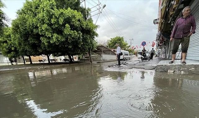Adana'da sağanak yağış ev ve iş yerlerini bastı