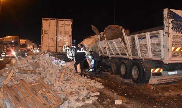 Adana'da trafik kazasında 7 kişi öldü, 7 kişi yaralandı