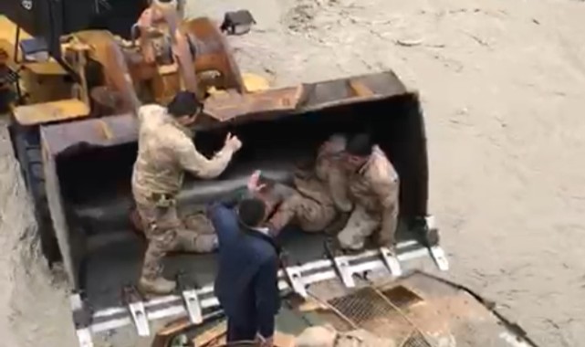 Askeri araç Zap suyuna uçtu! 9 asker yaralandı