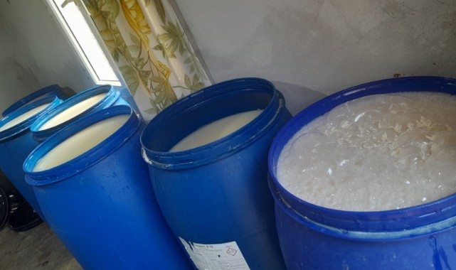 Banyo ve tuvalette üretilen 3 bin 390 litre sahte içki ele geçirildi