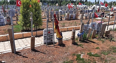 Buruk Şampiyonluk Galatasaraylıların mezar taşına forma asıldı