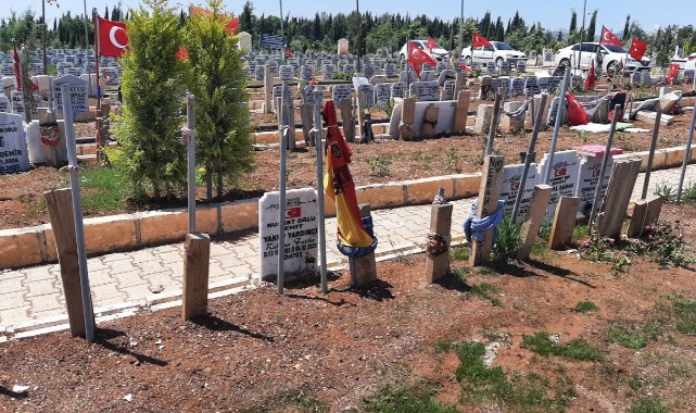 Buruk Şampiyonluk Galatasaraylıların mezar taşına forma asıldı