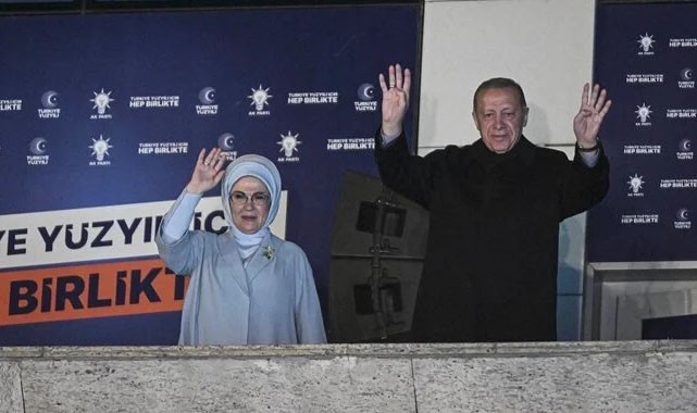 Cumhurbaşkanı Erdoğan'dan balkon konuşması! Demokrasi şöleni