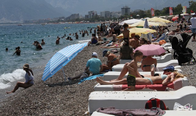Doğu’da karla mücadele, Antalya'da ise deniz keyfi