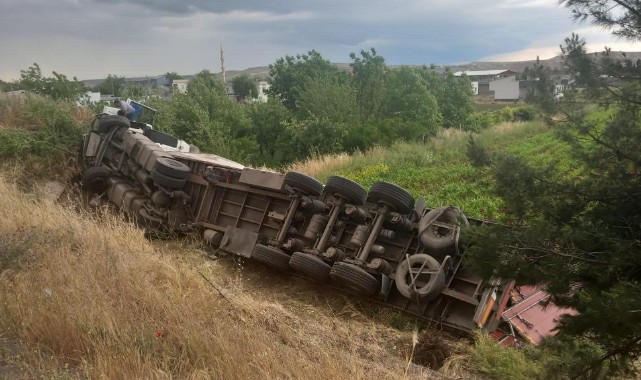 Freni patlayan tır şarampole devrildi