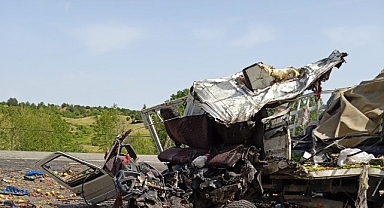 Karayolunda tır kamyonetle çarpıştı: 1 ölü, 1 yaralı