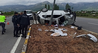 Otomobil kontrolden çıkarak takla attı; 5 yaralı