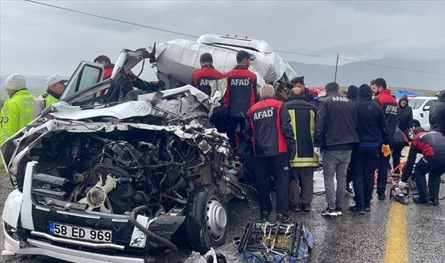 Sivas'ta yolcu minibüsü tıra çarpıştı! 4 kişi öldü