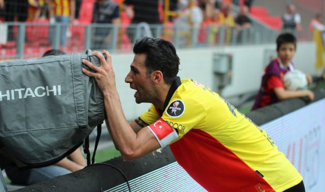 Tecrübeli oyuncu gözleri üstüne çevirdi...
