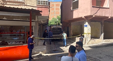 Terör yandaşları belediyenin çöp arabasını ateşe verdi