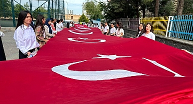 Urfa'da öğrenciler dev Türk Bayrağıyla şehir turu yaptı