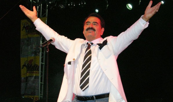 Urfalı türkücü hayranlarının karşısına çıktı!