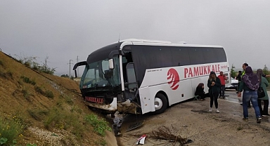 Yoldan çıkan otobüs toprak yığınına çarptı: 10 yaralı