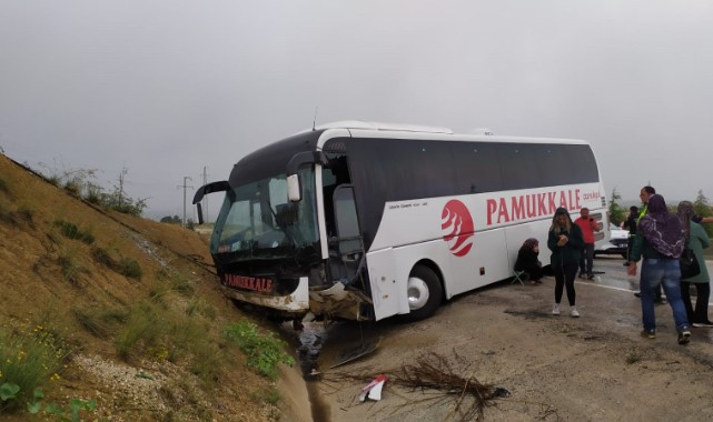 Yoldan çıkan otobüs toprak yığınına çarptı: 10 yaralı