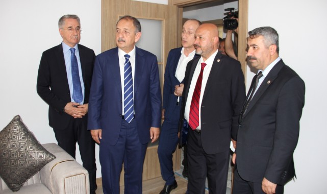 Bakan Özhaseki, örnek daireyi ve inşaatları inceledi