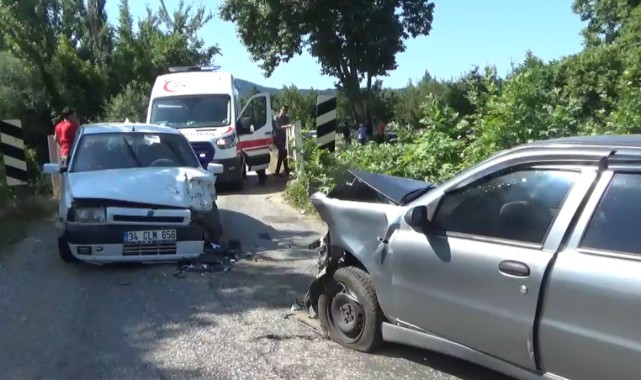 Bayramiç'te otomobiller kafa kafaya çarpıştı: 8 yaralı