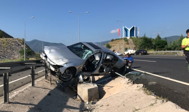 Bilecik'te otomobil bariyerlere çarptı: 2 yaralı