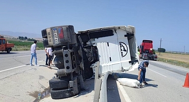 Çekici devrildi: 5 yaralı