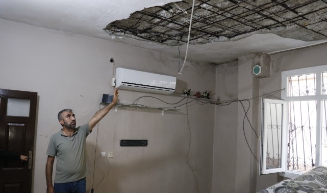 Depremden hasarsız çıkan evin tavanı çöktü