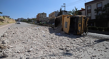 Freni patlayan moloz yüklü kamyon dehşet saçtı!
