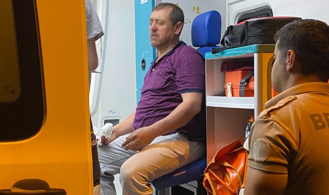 Genç kız önüne geleni bıçakladı: 3 yaralı