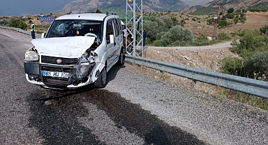 İki araç çarpıştı: 5 yaralı