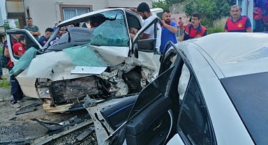 İşçileri taşıyan minibüs ile otomobil çarpıştı: 1 ölü 10 yaralı
