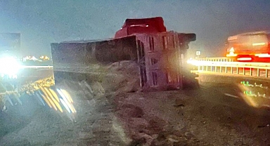 Kum yüklü tır karşı şeride geçip 2 araca çarptı: 1 ölü, 7 yaralı