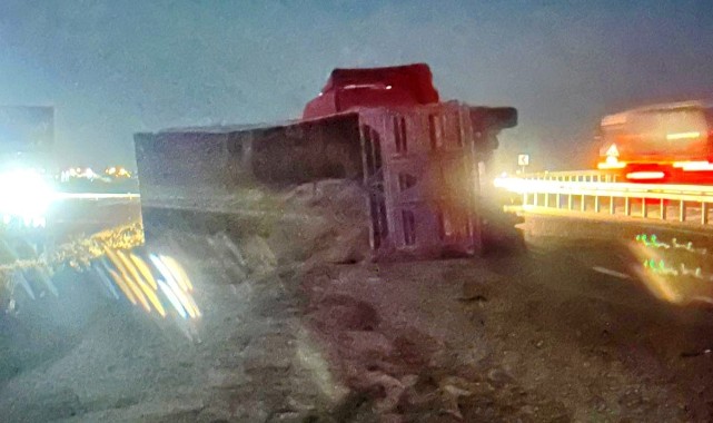 Kum yüklü tır karşı şeride geçip 2 araca çarptı: 1 ölü, 7 yaralı