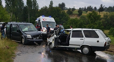  Otomobille hafif ticari araç kafa kafaya çarpıştı; 8 yaralı