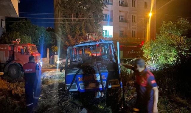 Park halindeki minibüs alev alev yandı