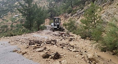 Sağanak ve dolu yağışı bahçe ve yollara zara verdi